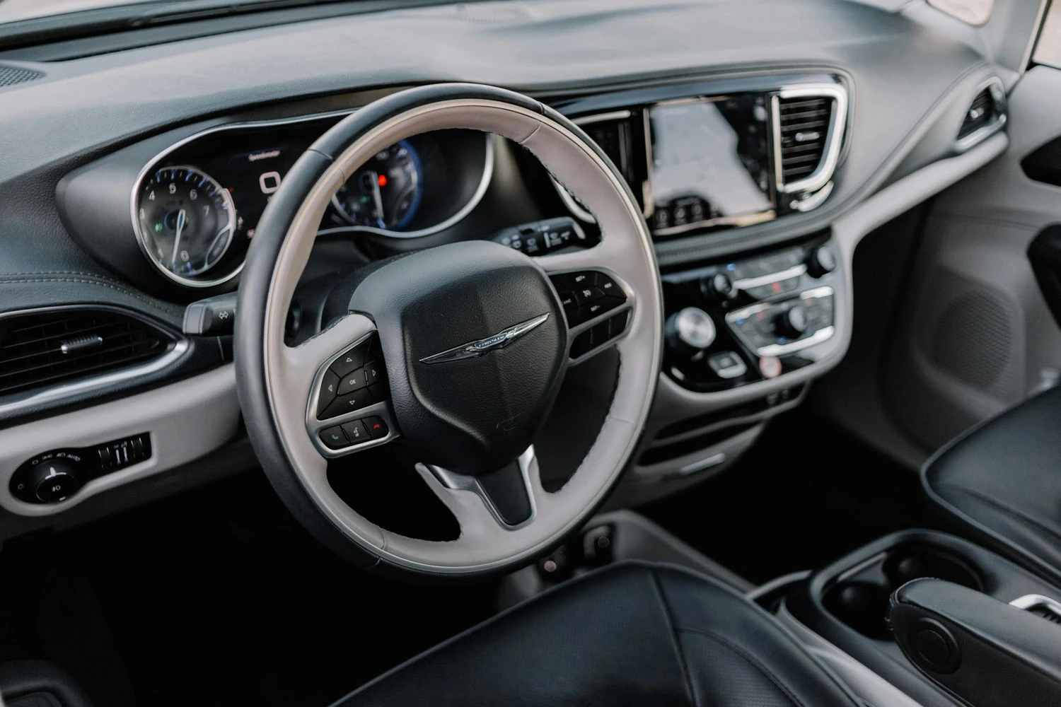 Материнська компанія Chrysler відкликає до 220 тис. авто: у чому причина