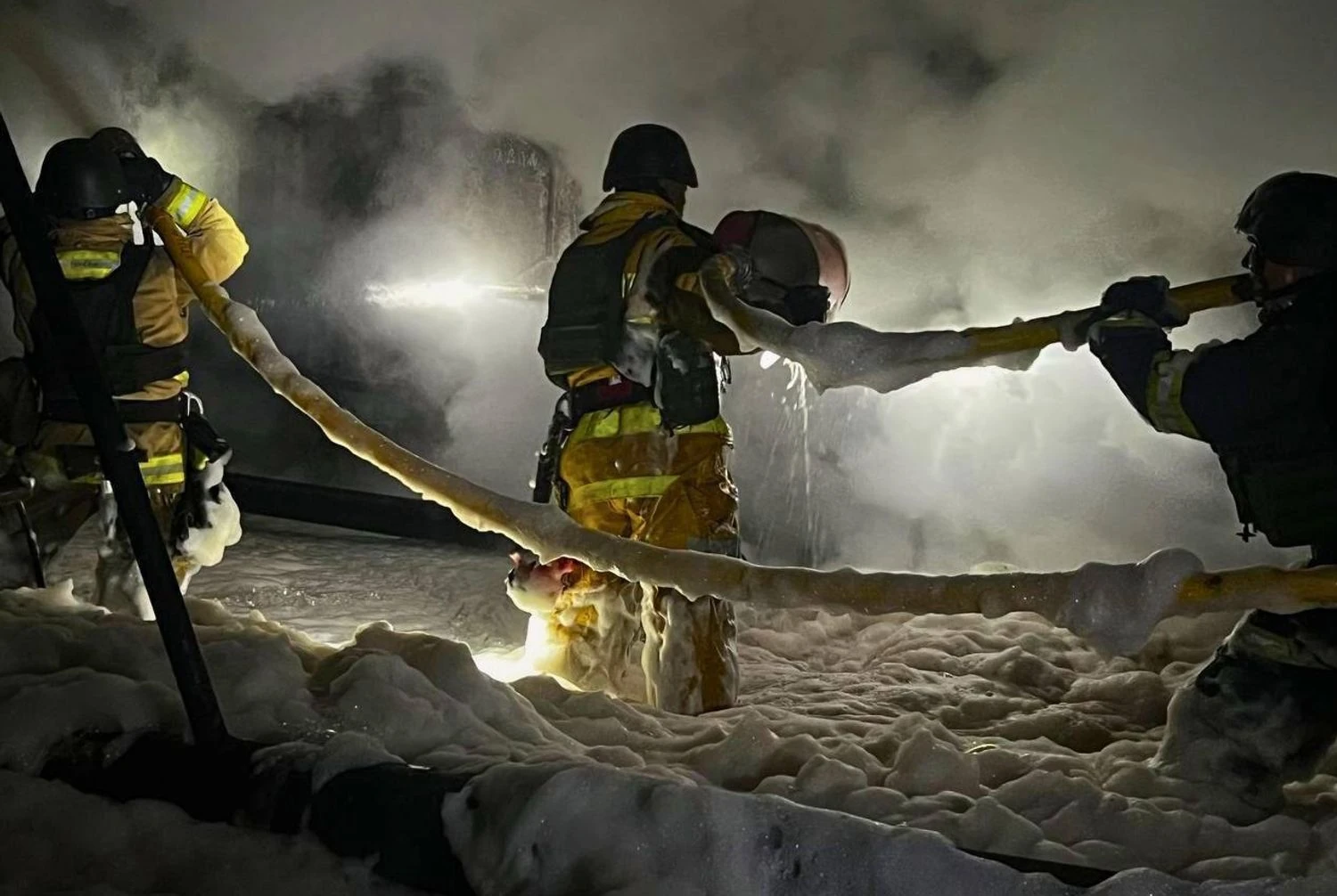 На Київщині росіяни вдарили по магазину, фітнес клубу і промисловому підприємству