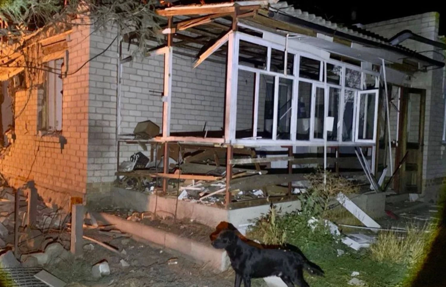 Ворог атакував Запоріжжя вночі, одна з громад залишилася без світла, горять приватні будинки