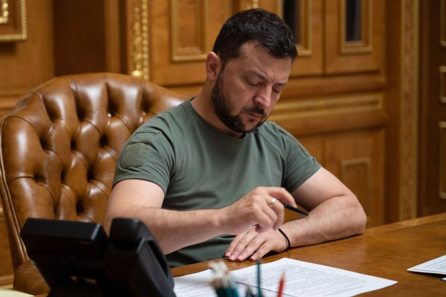 Зеленський заявив, що підписав три пакети санкцій: на кого вони спрямовані