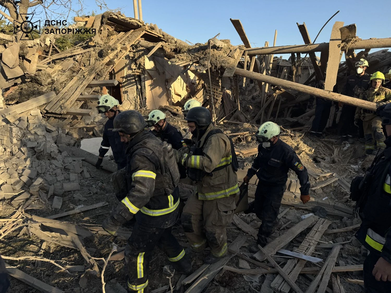 Поліція показала перші хвилини після ворожого обстрілу Запоріжжя: є загиблі і поранені