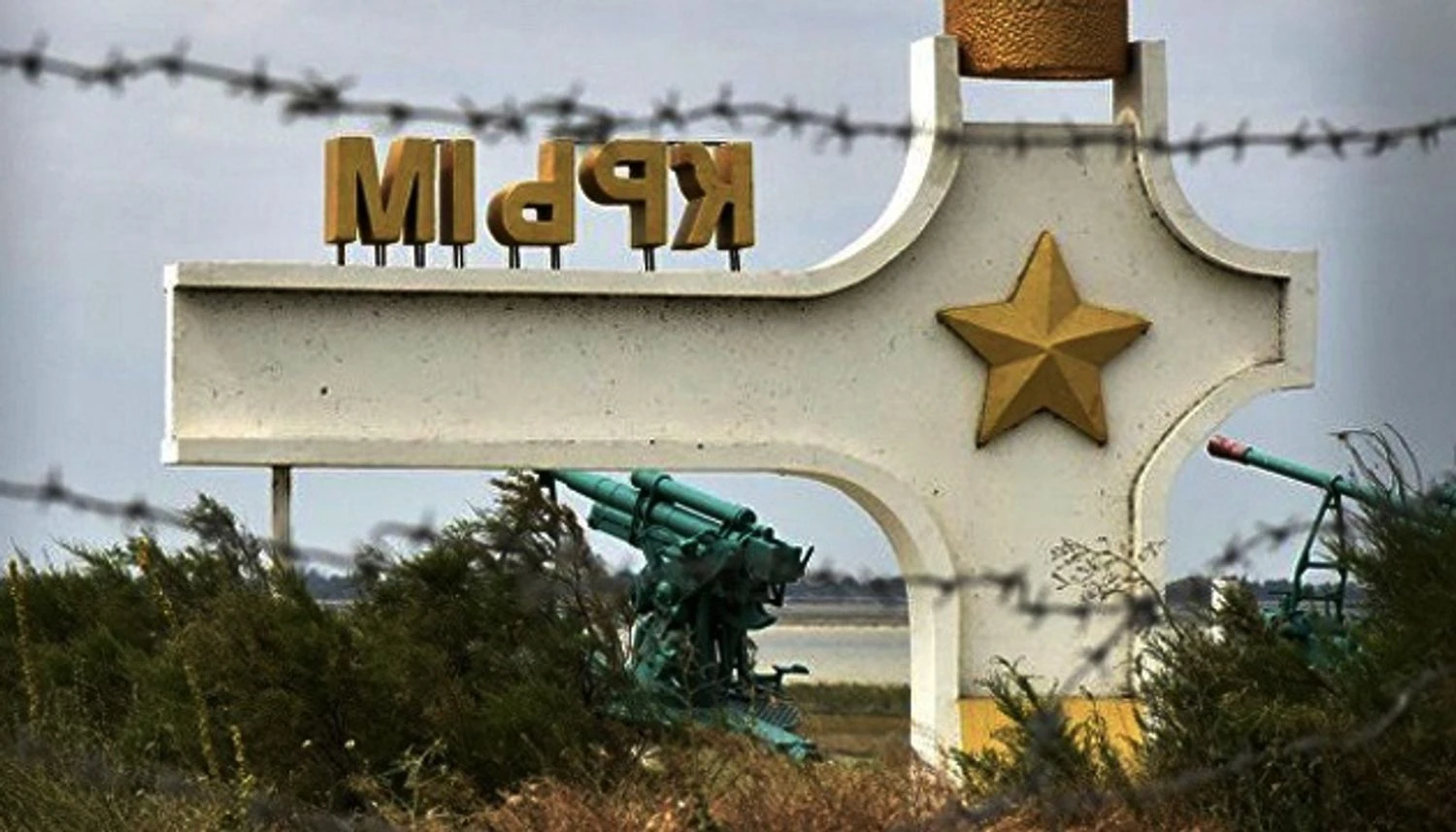 Окупований Крим під атакою дронів: вибухи чули у Севастополі