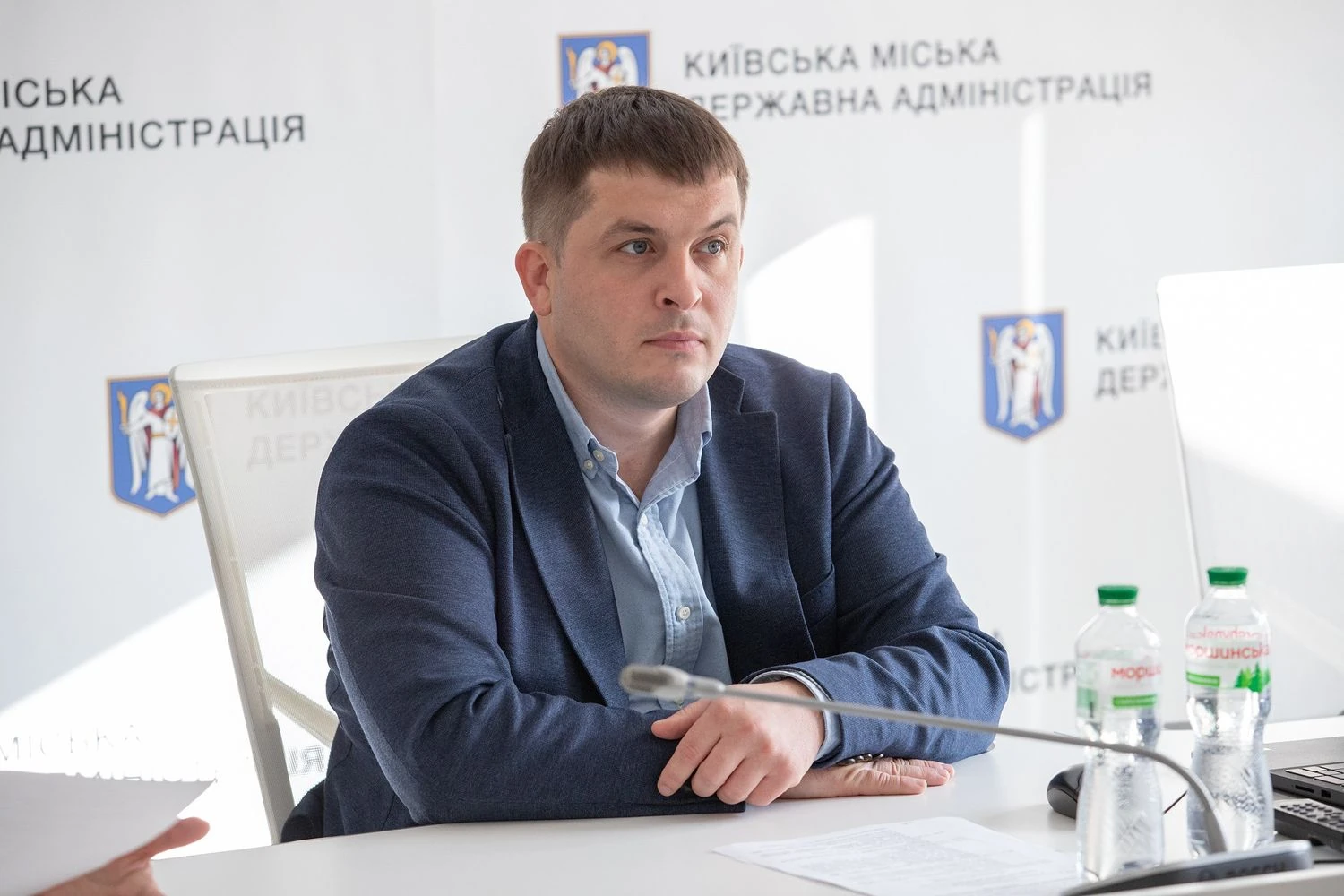 "Катався" у відрядження за кордон на підставі підроблених запрошень: керівник апарату КМДА Загуменний отримав підозру