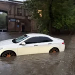 Велика вода в Одесі: наслідки негоди ліквідують понад 320 людей, низку вулиць перекрили