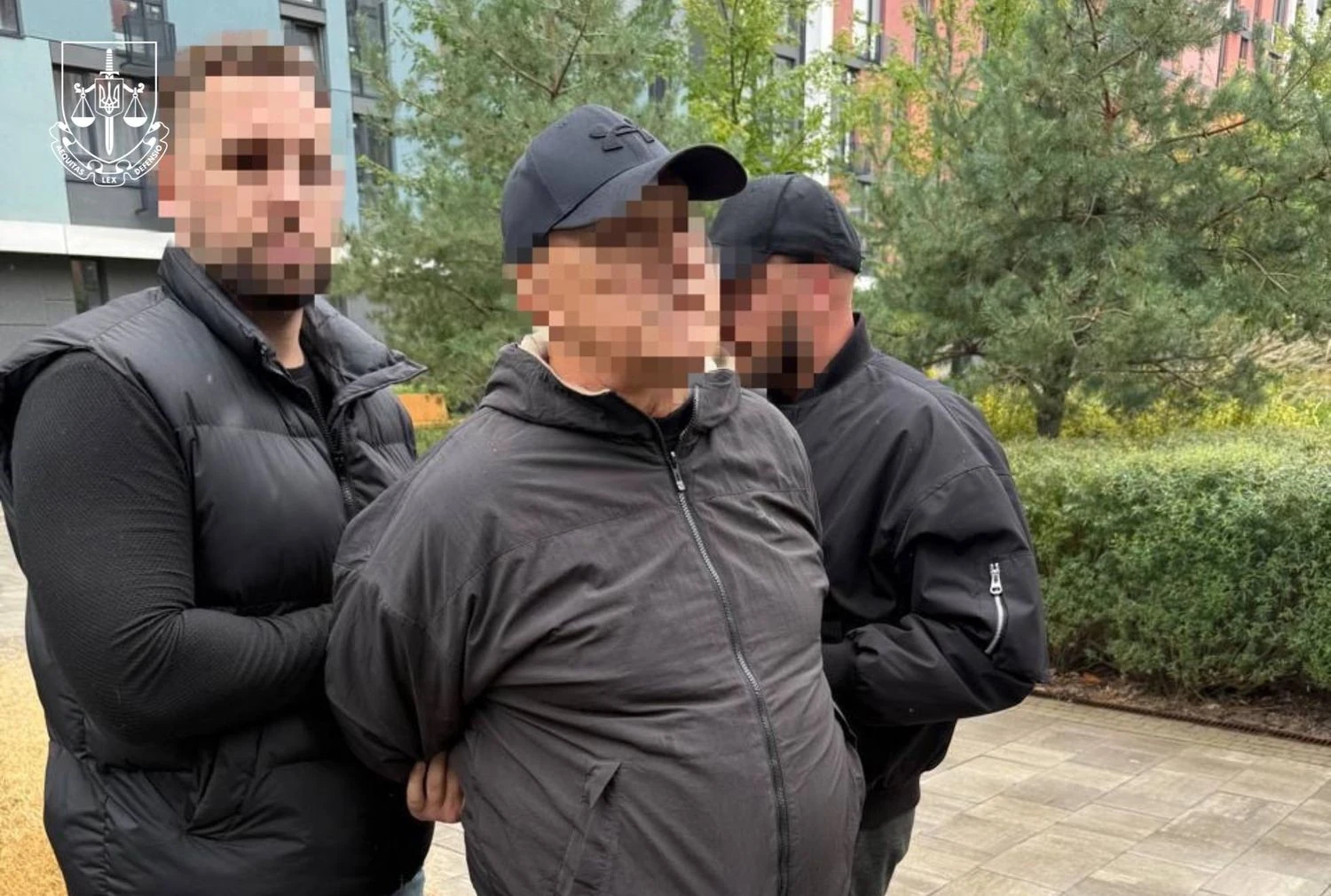 Вимагав 15 тис. доларів за переведення військового в тил: затримано чоловіка, який хизувався зв’язками в Міноборони