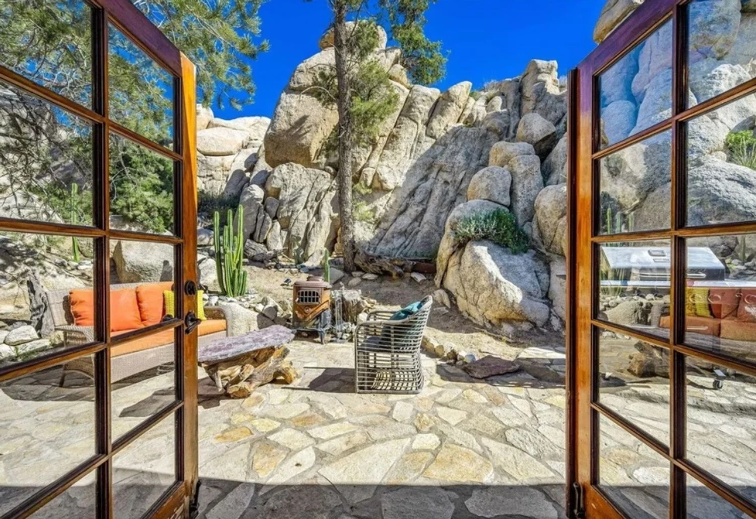 Різнокольорове скло, камінь та каскадний водоспад: спроєктоване художником ранчо у