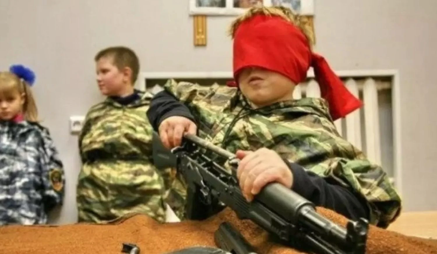 Дітям на ТОТ України призначені рф виконавці “промивають мізки” розповідями про “повернення російських земель”