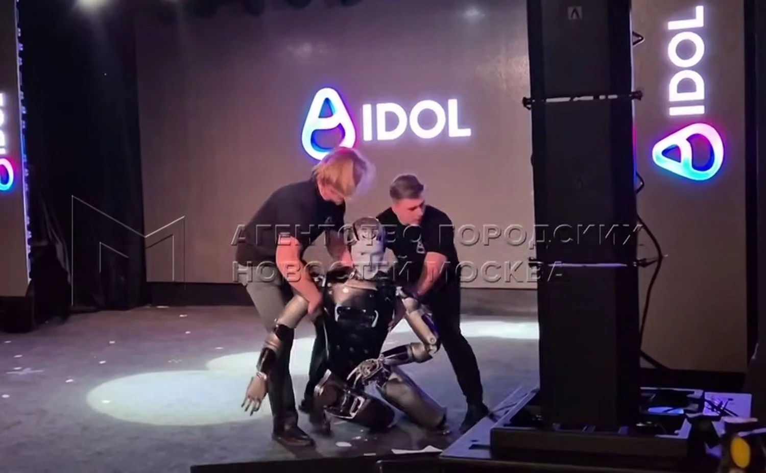 У рф перший людиноподібний робот упав на презентації: його прикрили від глядачів