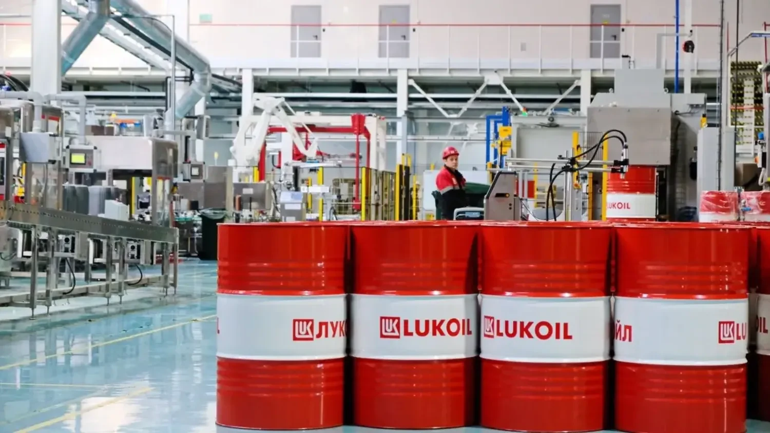Компанія з ОАЕ зацікавилась активами російського “лукойлу” після санкцій США – Reuters