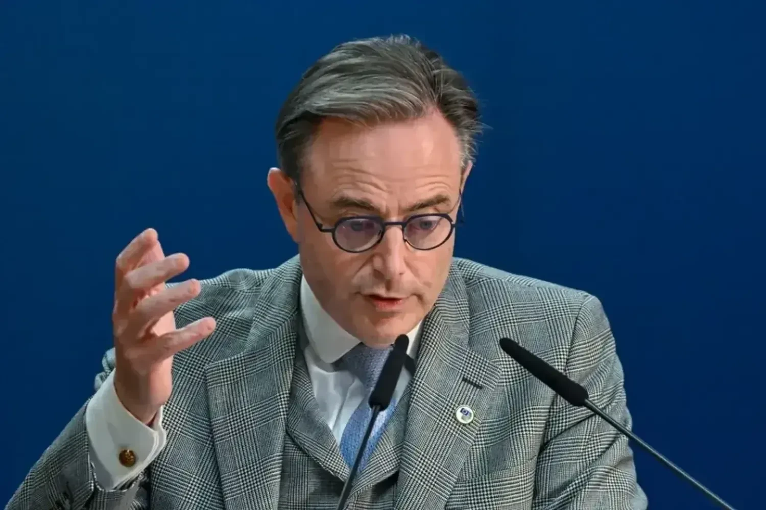 Прем’єр Бельгії про активи рф перед самітом ЄС: за умови розподілу ризиків “стрибнемо з цієї скелі і сподіватимемося, що парашут втримає”