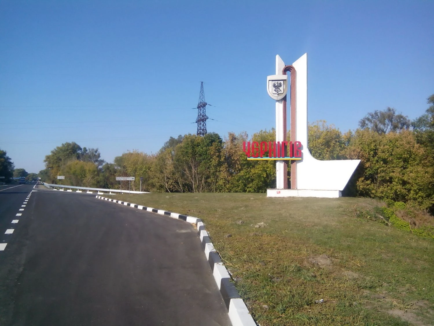 У Чернігові росіяни знову атакували енергетику: у десятків тисяч споживачів зникло світлоВнаслідок російського удару пошкоджено важливий об'єкт енергетики у Чернігівському районі, що призвело до знеструмлення десятків
тисяч абонентів. Це вже не перші удари по регіону, раніше було зафіксовано падіння БпЛА в межах міста, пошкоджено автомобілі та
будівлі.Суспільство • 24 грудня, 13:26 • 2120 перегляди