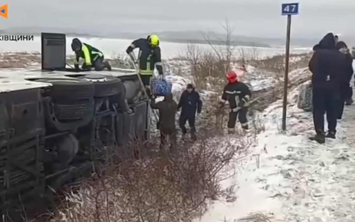 На Івано-Франківщині перекинувся рейсовий автобус: одна людина загинула, ще 13 – постраждали