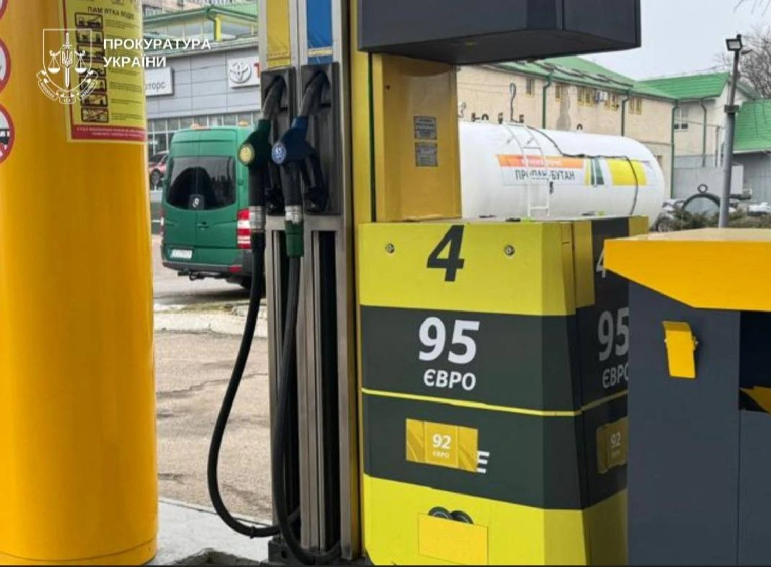 У Чернівецькій та Хмельницькій областях викрили мережу підпільних АЗС – вилучено понад 62 тис. літрів пального