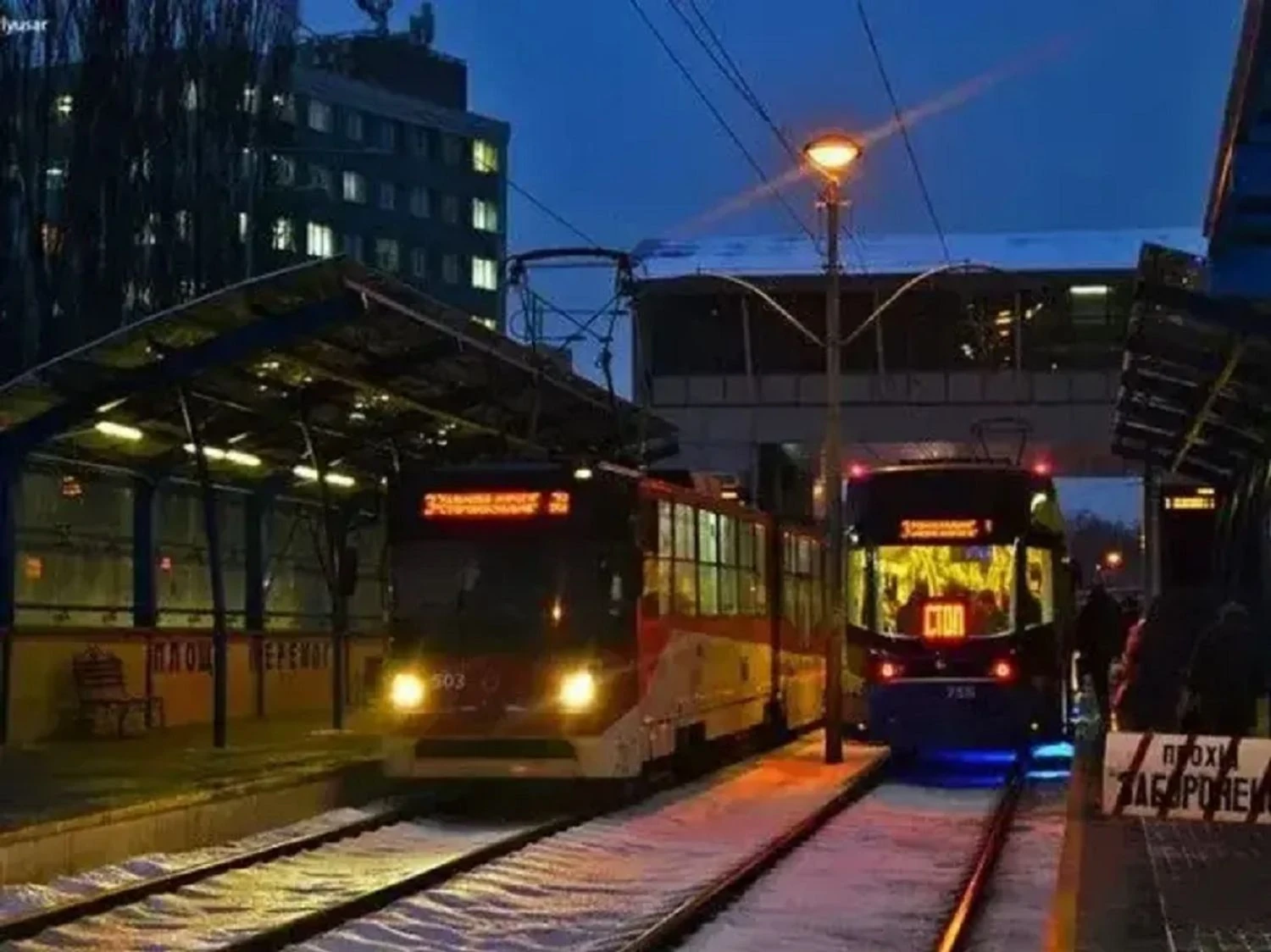 У кількох районах Києва через обстріл зупинився електротранспорт та зникло світло