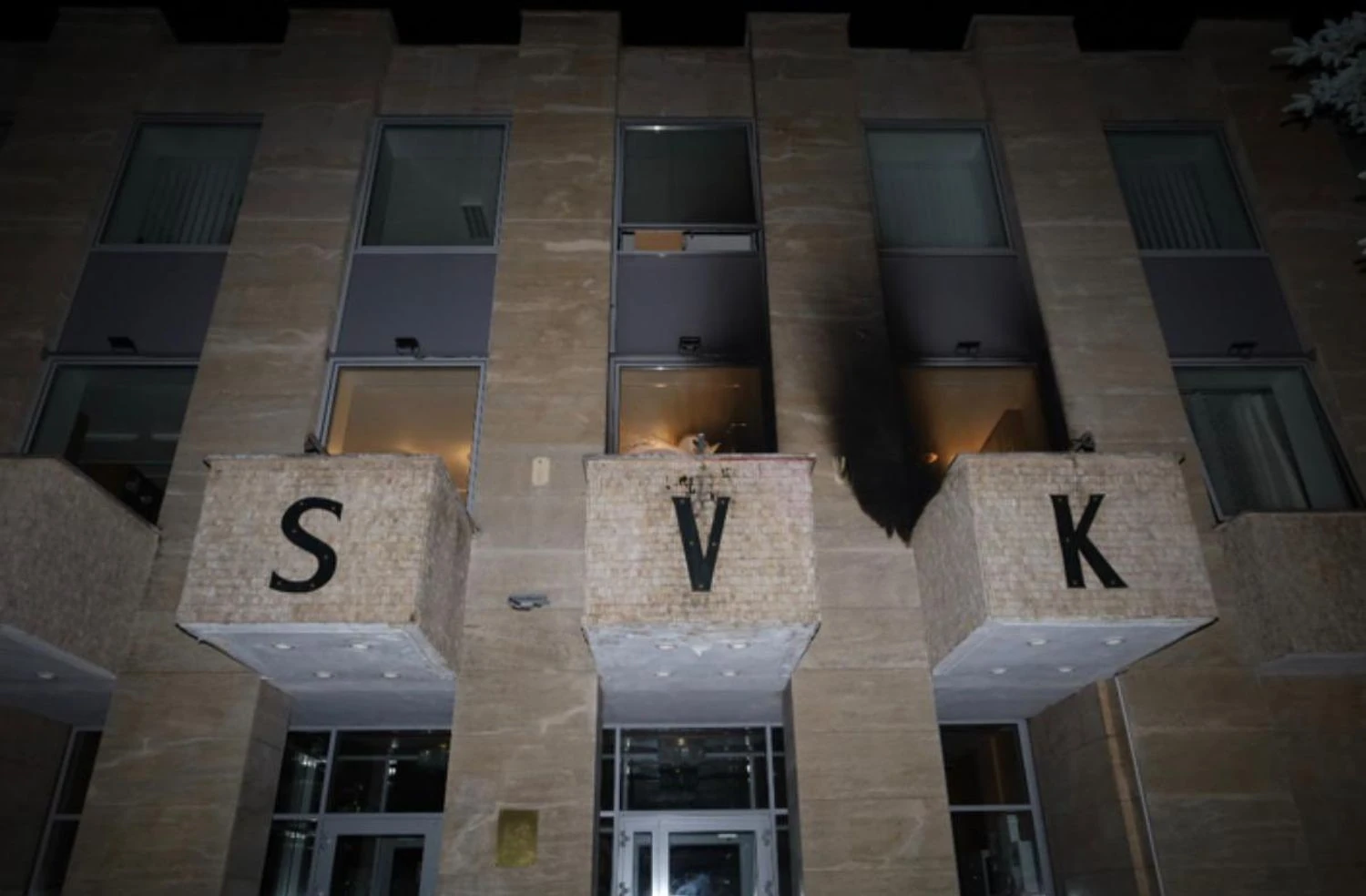 Невідомі у Празі закидали коктейлями Молотова “Російський дім”. У мзс рф уже викликали посла Чехії