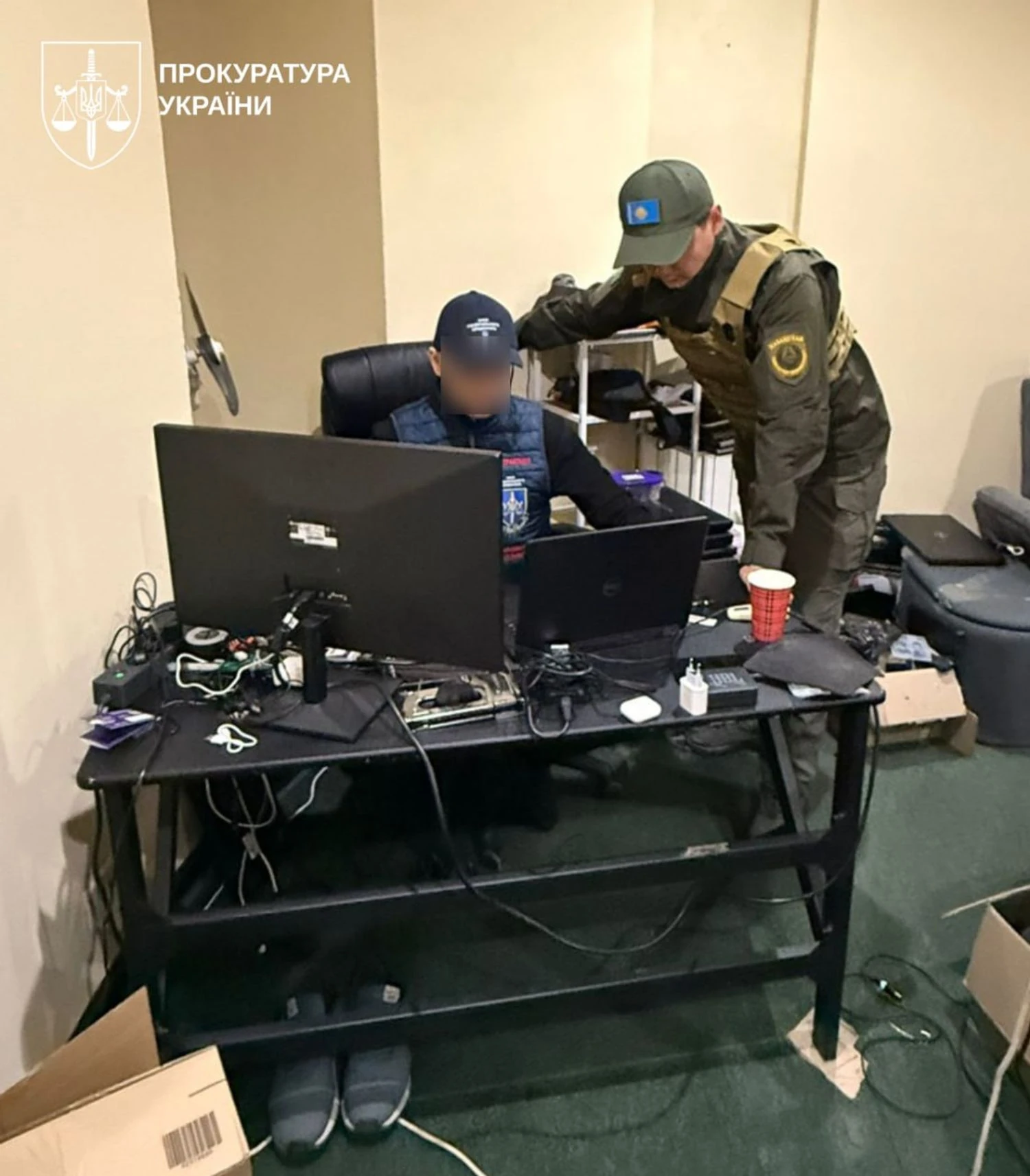 Суд обрав запобіжні заходи учасникам шахрайської мережі кол-центрів з Дніпра – КравченкоТрьох підозрюваних заарештували без застави за ошукання іноземців та українців. Іншим фігурантам обрали домашній арешт та заставу
в розмірі 9,9 млн грн.Суспільство • 2 квітня, 18:23 • 4858 перегляди