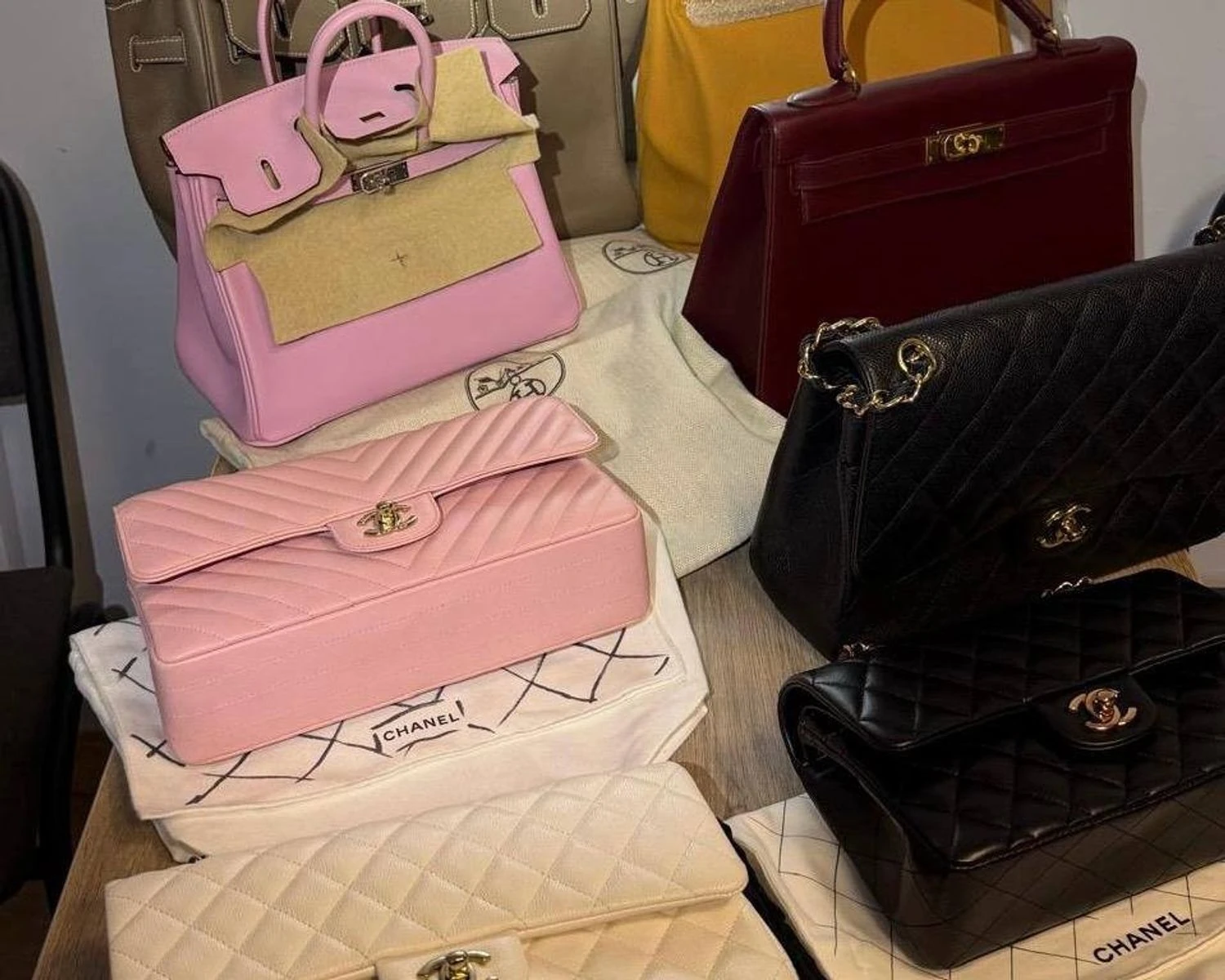 В Україну хотіли ввезти люксові сумки Chanel та Hermes без мита – їх знайшли на кордоні