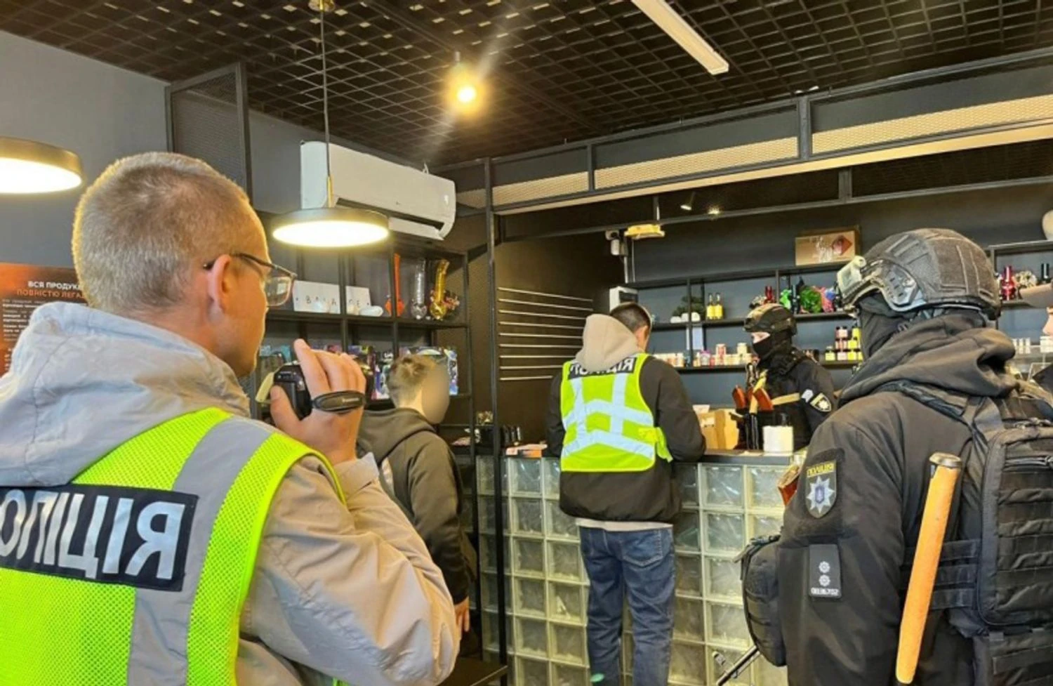 Продаж наркотиків під виглядом сувенірів – поліція проводить обшуки в мережу магазинів U420