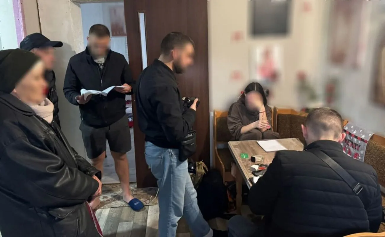 Змушували працювати в еротичному салоні. У Львові затримали двох сестер за підозрою в експлуатації неповнолітньої