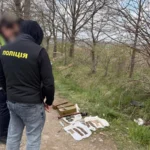 В Україні виявили 20 схронів і вилучили понад 1000 одиниць зброї - поліція показала кадри
