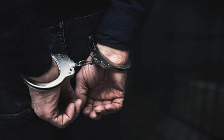 Бойовика "лнр", який отримав 300 тис. рублів за збитий вертоліт ЗСУ, засудили до 15 роківМешканець Луганська отримав 15 років тюрми за держзраду та участь у бойових діях. У 2022 році він наказав збити вертоліт ЗСУ за
300 тисяч рублів.Війна в Україні • 7 травня, 13:50 • 2774 перегляди