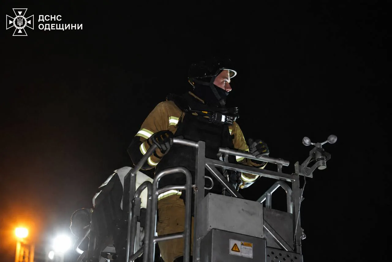 росія вдарила по порту та житлових будинках на Одещині, уже 10 поранених