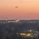 москва всю ніч під атакою дронів, мешканці повідомляють про вибухи, а мер про