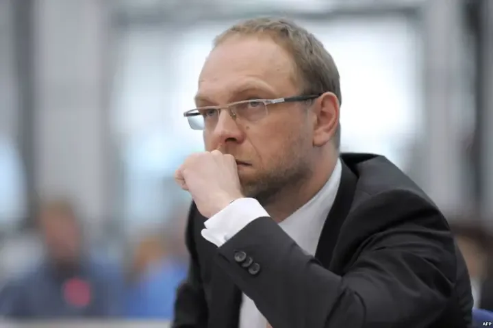 "Не бачу ні ефективності, ні професіоналізму" - Сергій Власенко жорстко розкритикував НАБУ і САПГолова ТСК Верховної Ради з питань корупції у правоохоронних органах Сергій Власенко заявив, що НАБУ та САП підміняють
розслідування медійними кампаніями. За його словами, детективи місяцями прослуховували Тимура Міндіча, але не зупиняли схему, поки
сума збитків не стала “достатньо великою” для гучної спецоперації.Політика • 20 травня, 09:40 • 22186 перегляди