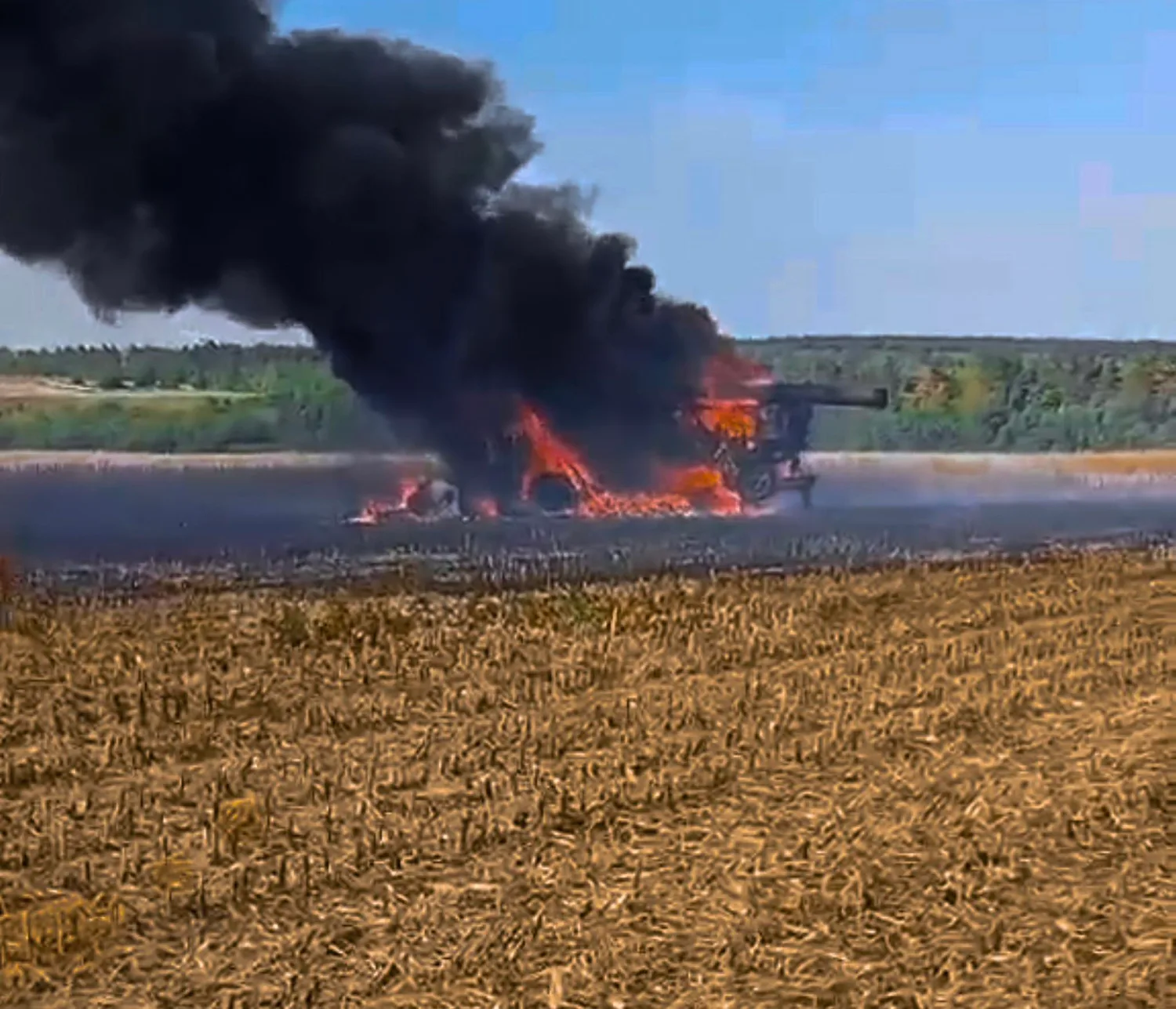 російські війська знищили комбайн під час польових робіт на Сумщині – ОВА