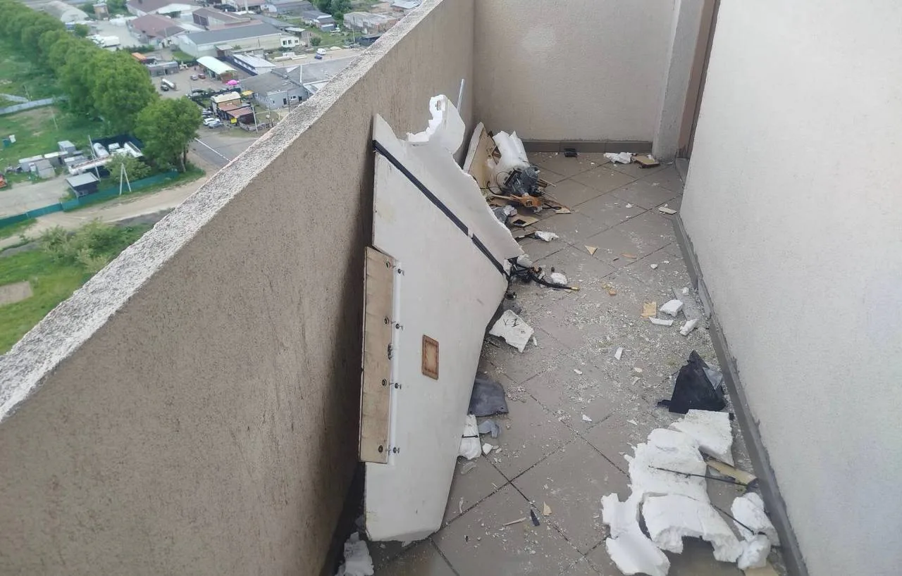 Під Києвом ворожий дрон влучив у технічний балкон багатоповерхівки