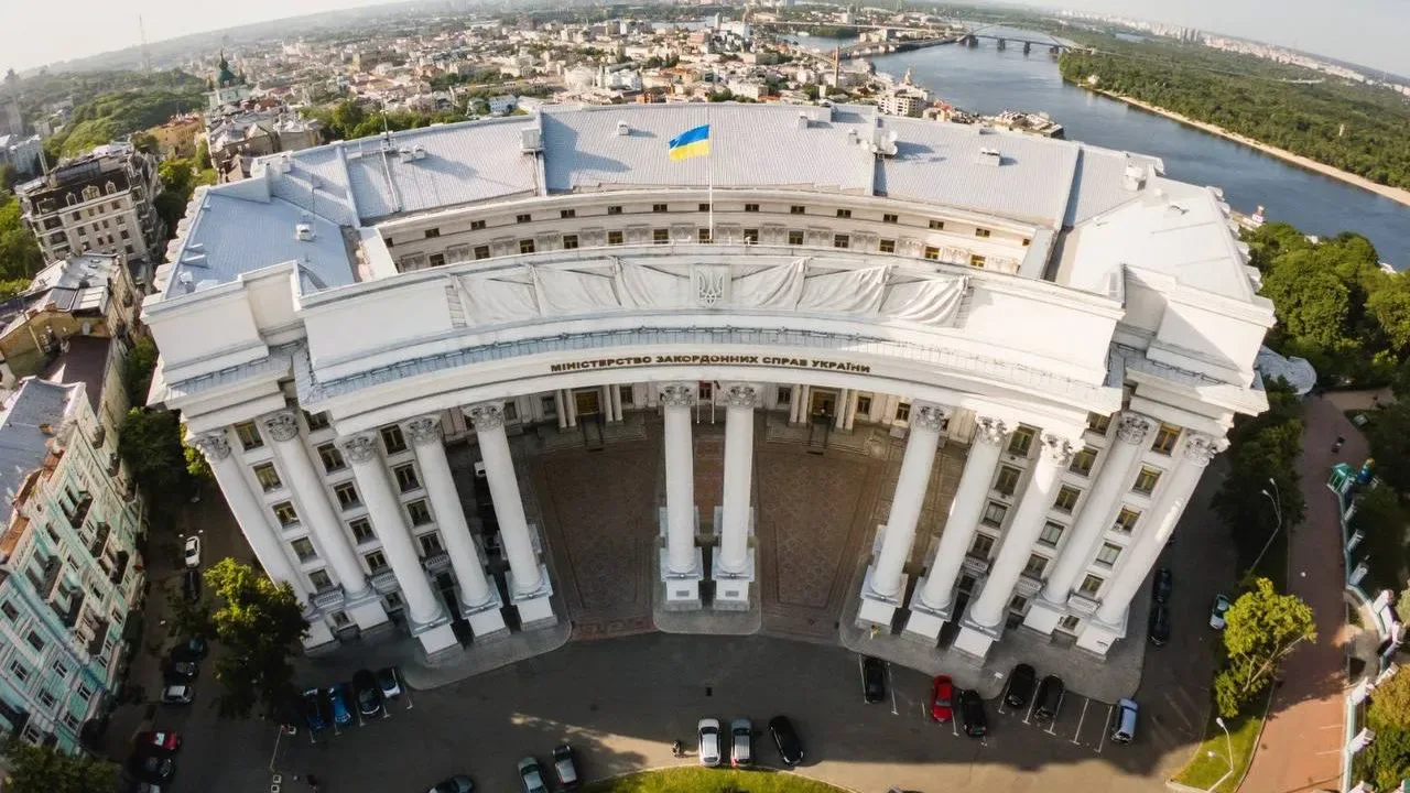 Відкритий лист Зеленського до путіна офіційно поширять в ООН, ОБСЄ та Раді Європи – МЗСЛист Зеленського до путіна поширять в ООН, ОБСЄ та Раді Європи. Президент пропонує російському диктатору призначити дату та
провести зустріч.Війна в Україні • 4 червня, 20:02 • 3312 перегляди