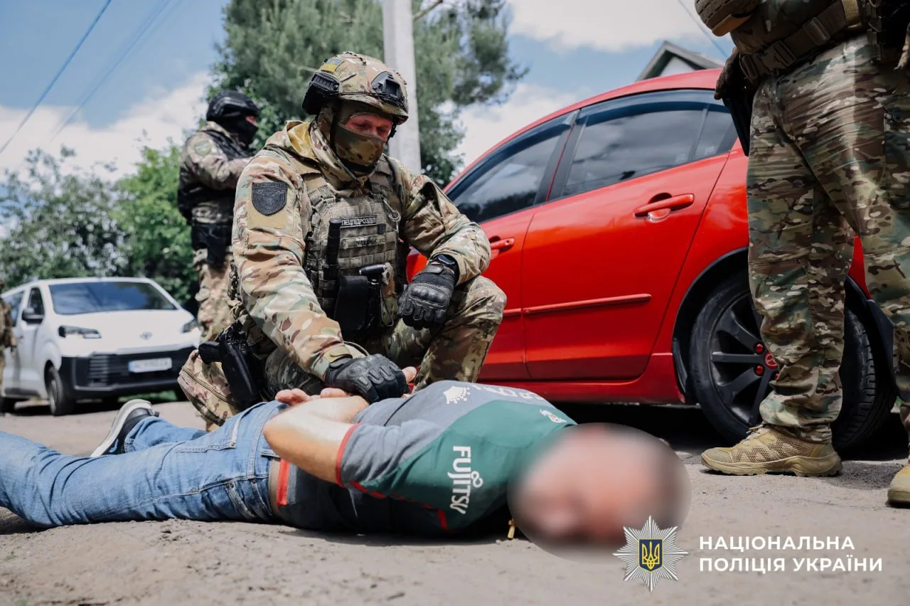 Влаштовували втечу військових у СЗЧ і чекали на прихід “руського міра” – в Україні затримали злочинну групу