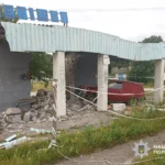 На Хмельниччині п’яний водій із трьома дітьми в салоні врізався в автобусну зупинку